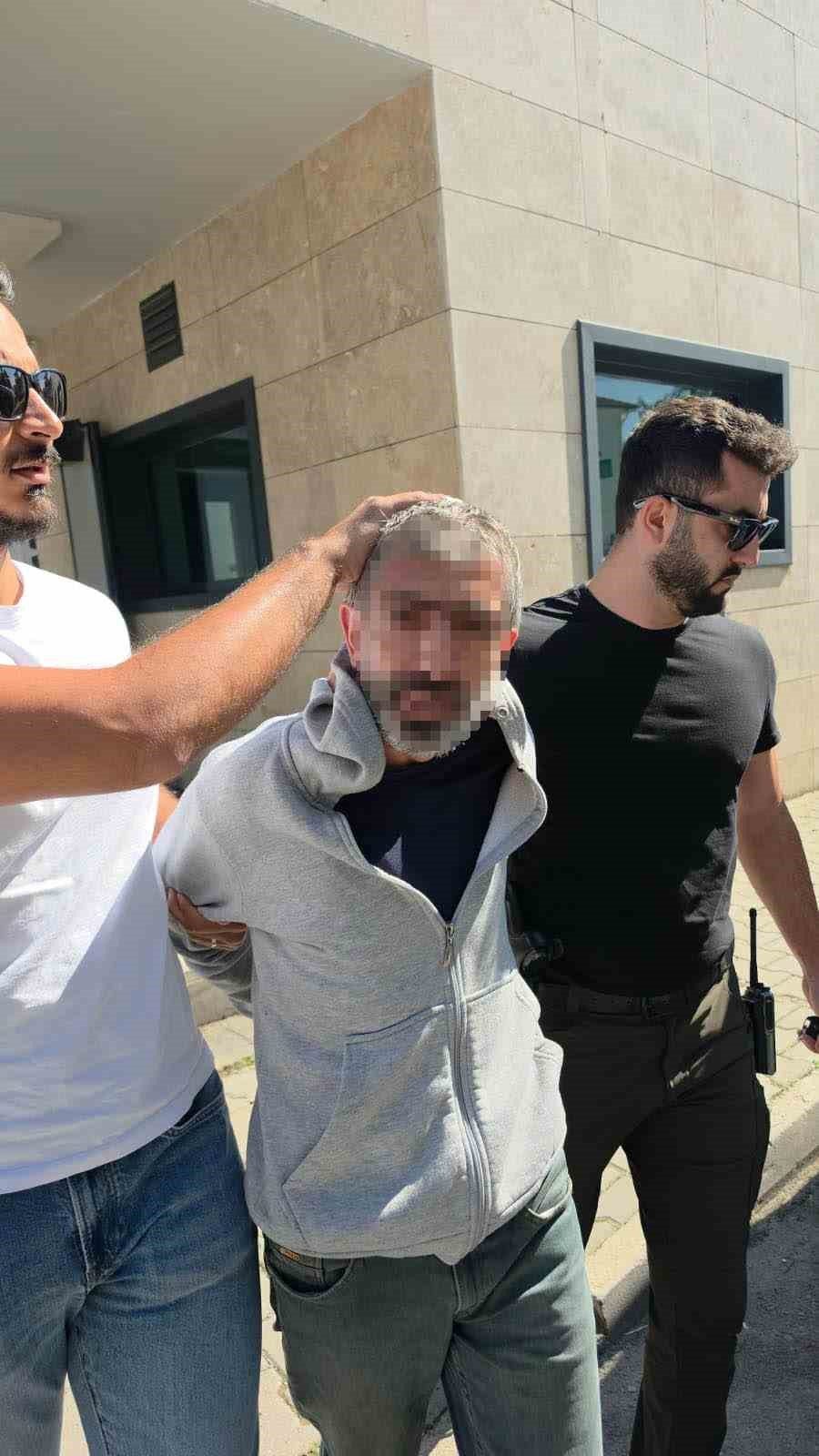 Sakarya’nın Akyazı ilçesinde polis ekiplerinin şüphe üzerine durdurduğu şahsın üzerinde