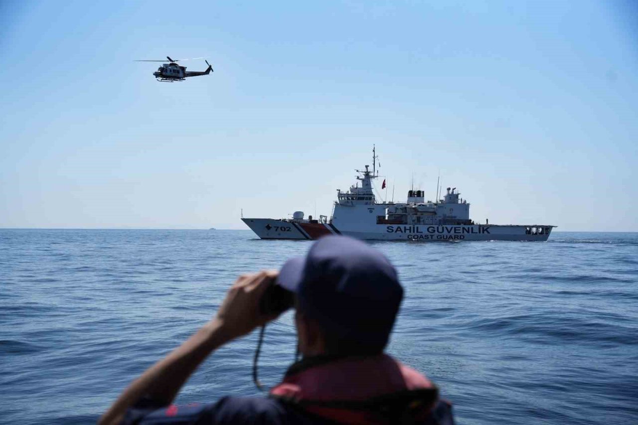 Silivri açıklarında çarpışma sonucu batan geminin 10 personelini arama çalışması