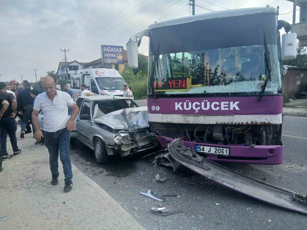 Sakarya’nın Akyazı ilçesinde halk otobüsü ile otomobilin çarpıştığı kazada 6