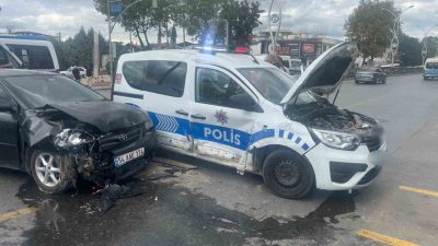 Sakarya’nın Adapazarı ilçesinde polis aracı ile otomobilin çarpışması neticesinde meydana