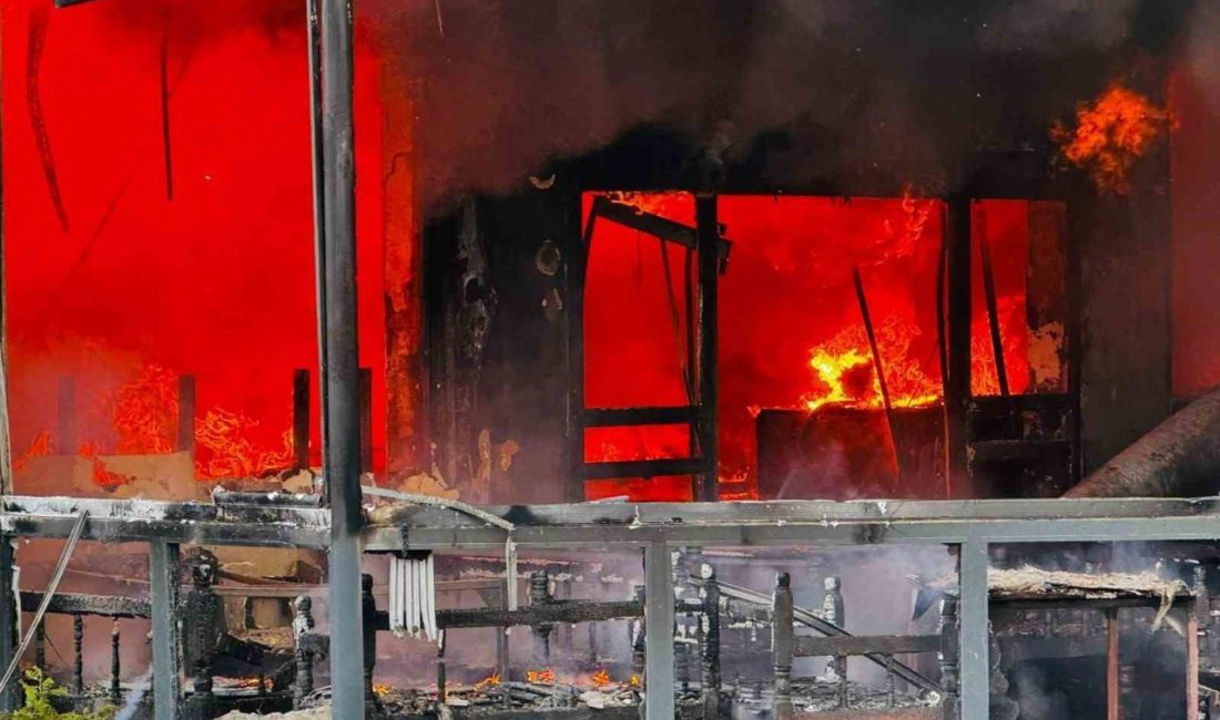 Sakarya’nın Serdivan ilçesinde bir restoran alevlere teslim oldu. Yangının kısa