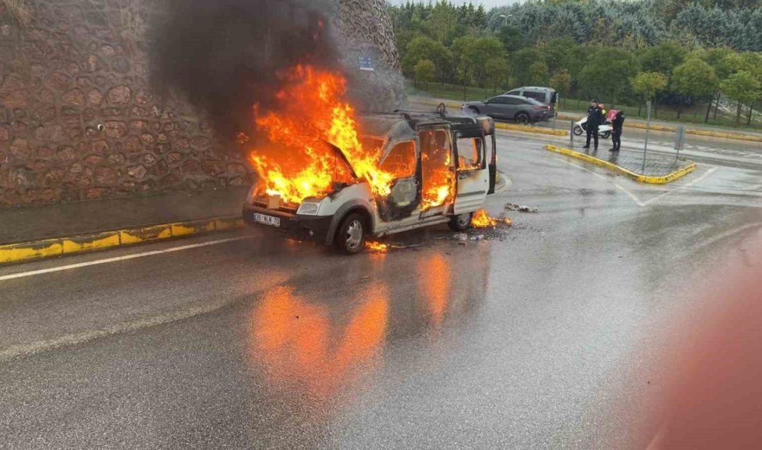 Kocaeli’nin Körfez ilçesinde seyir halindeyken alevlere teslim olan hafif ticari