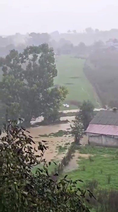 Sakarya’nın Kaynarca ilçesinde etkili olan sağanak yağış, bazı bölgelerde sele