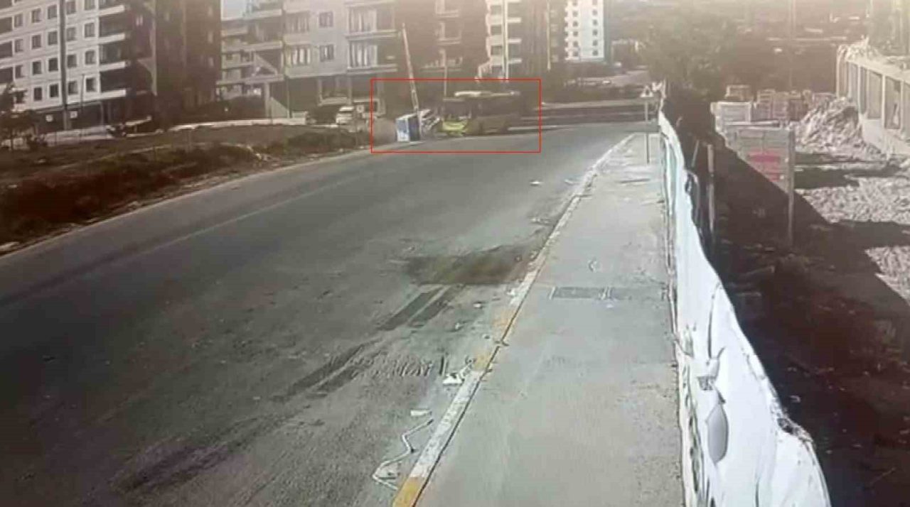 Sultanbeyli’de İETT otobüsü ile otomobilin çarpışması sonucu meydana gelen kazada