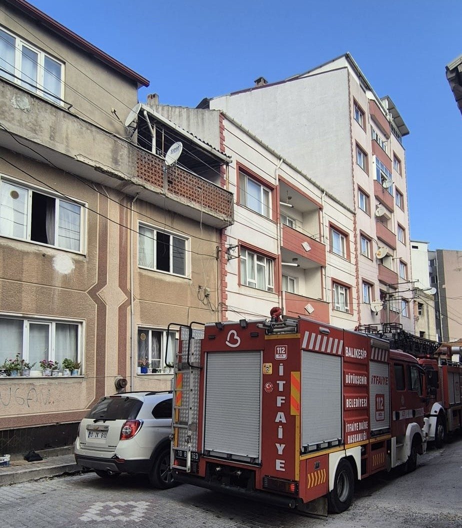Balıkesir’in Susurluk ilçesinde bir evde şofbenden çıkan yangında, uykuda olan