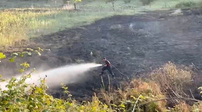 Sakarya’nın Kaynarca ilçesinde tarlada kontrolsüz şekilde yakılan ateşin otluk alana