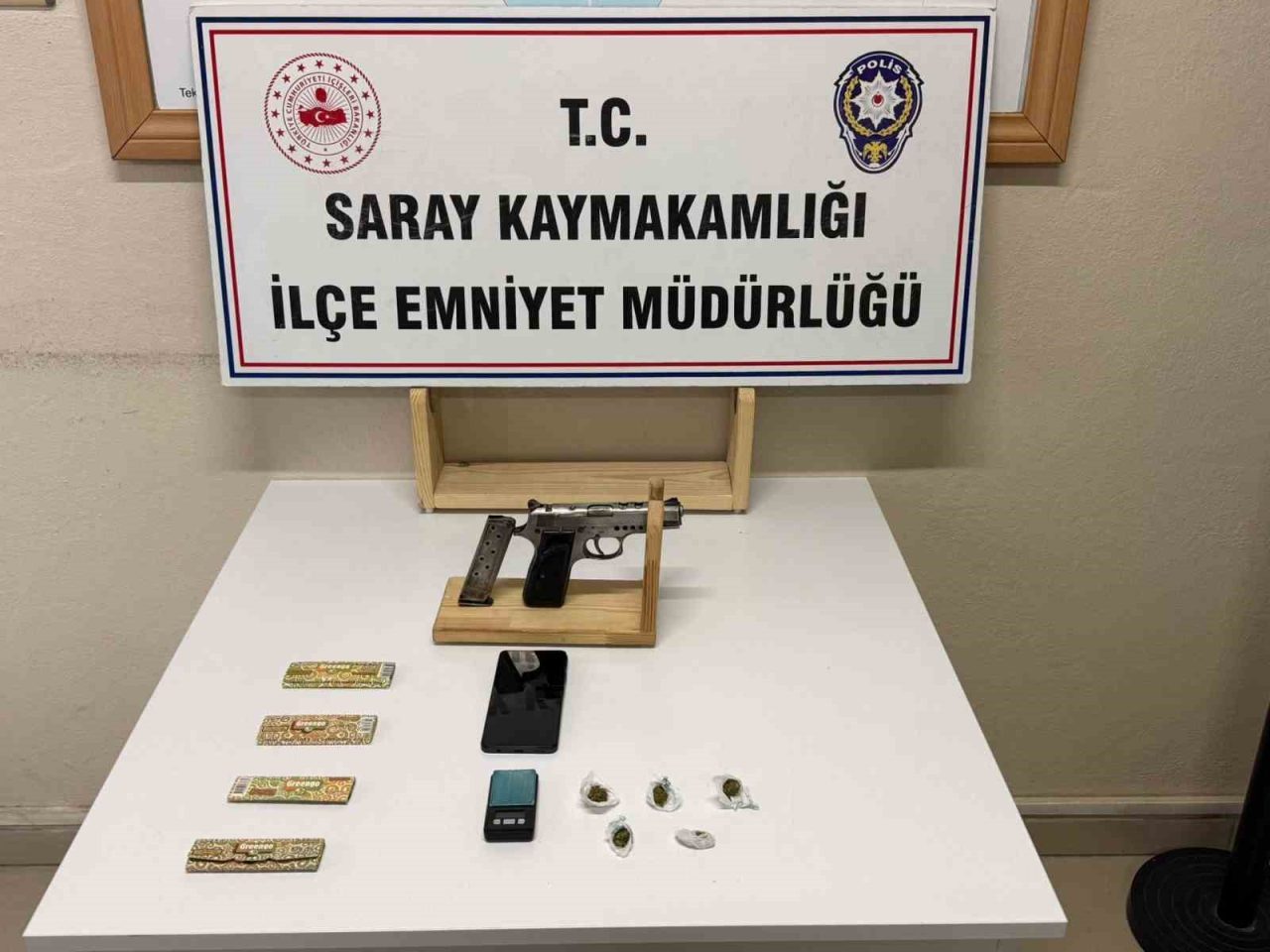Tekirdağ’da eve düzenlenen operasyonda ruhsatsız tabanca ve uyuşturucu madde ele
