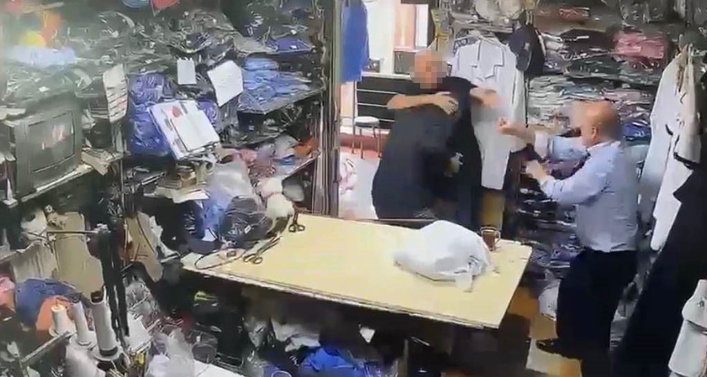 Kocaeli’de bir tekstilcilci, dükkanına gelen komşusunu darbetti. Tekstilci, komşusunun yanındaki