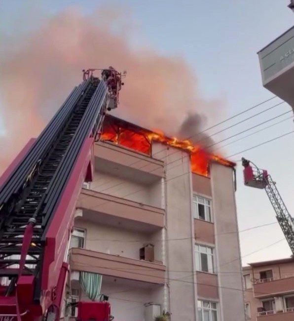 Kocaeli’nin Darıca ilçesinde bir binanın teras katında çıkan yangın mahalleliyi