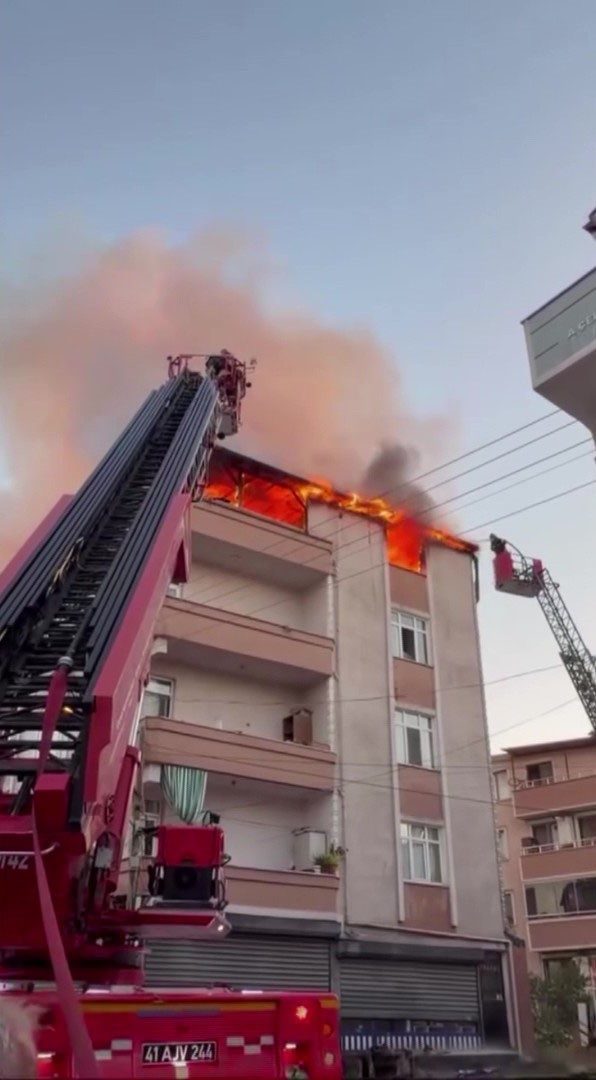 Kocaeli’nin Darıca ilçesinde bir binanın teras katında çıkan yangın mahalleliyi