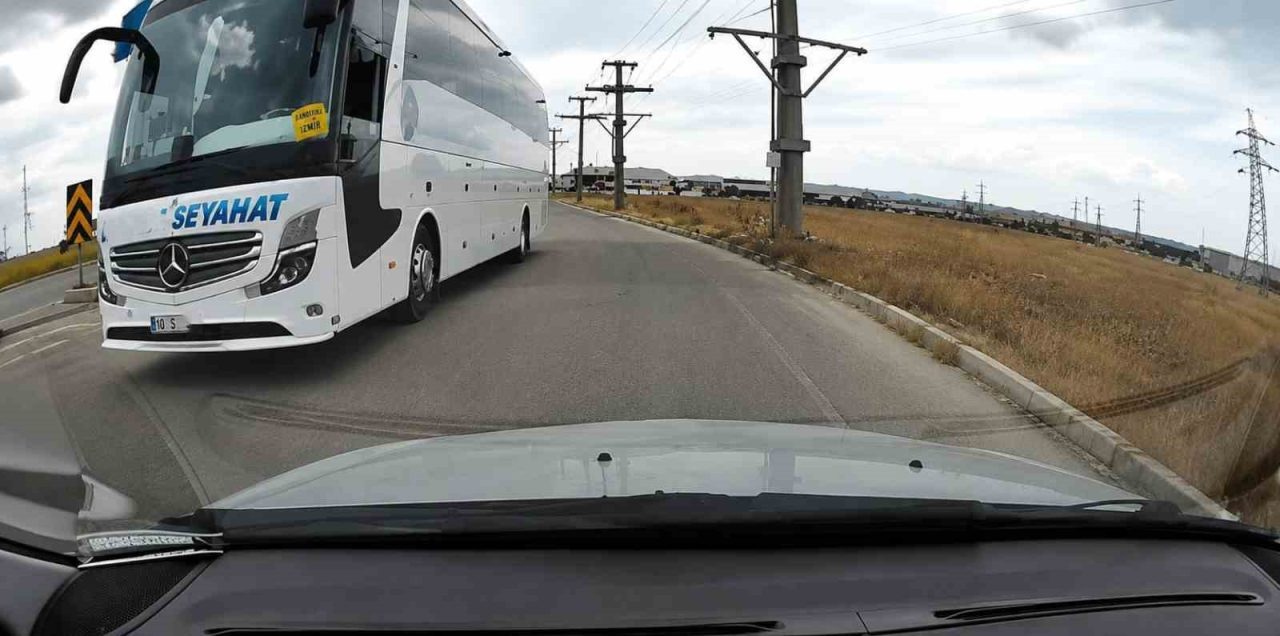 Bandırma’da bir vatandaşın araç kamerasına yansıyan görüntülerde, şehirlerarası yolcu otobüsünün