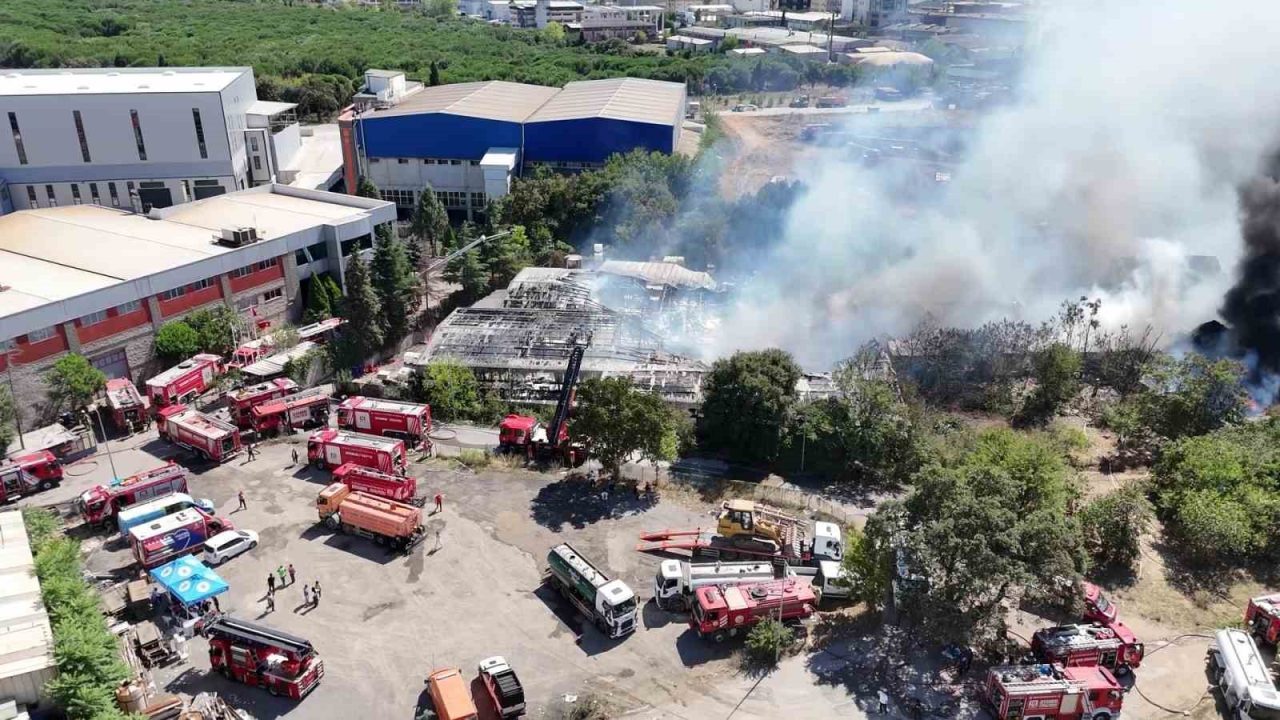 Tuzla’da kimyasal fabrikasında çıkan yangın yaklaşık 4 saatlik çalışmanın ardından