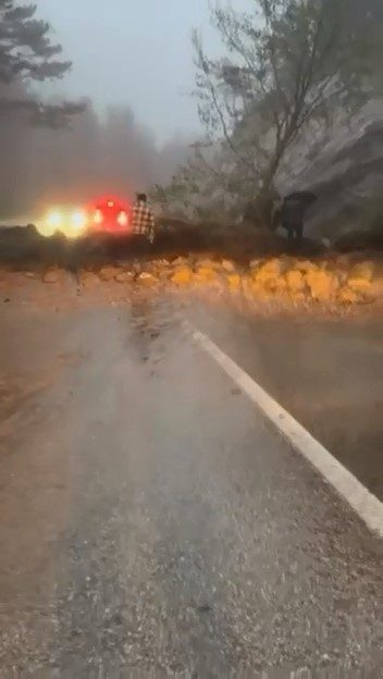 Bursa’da iki gündür etkili olan sağanak yağışın ardından Uludağ yolunda