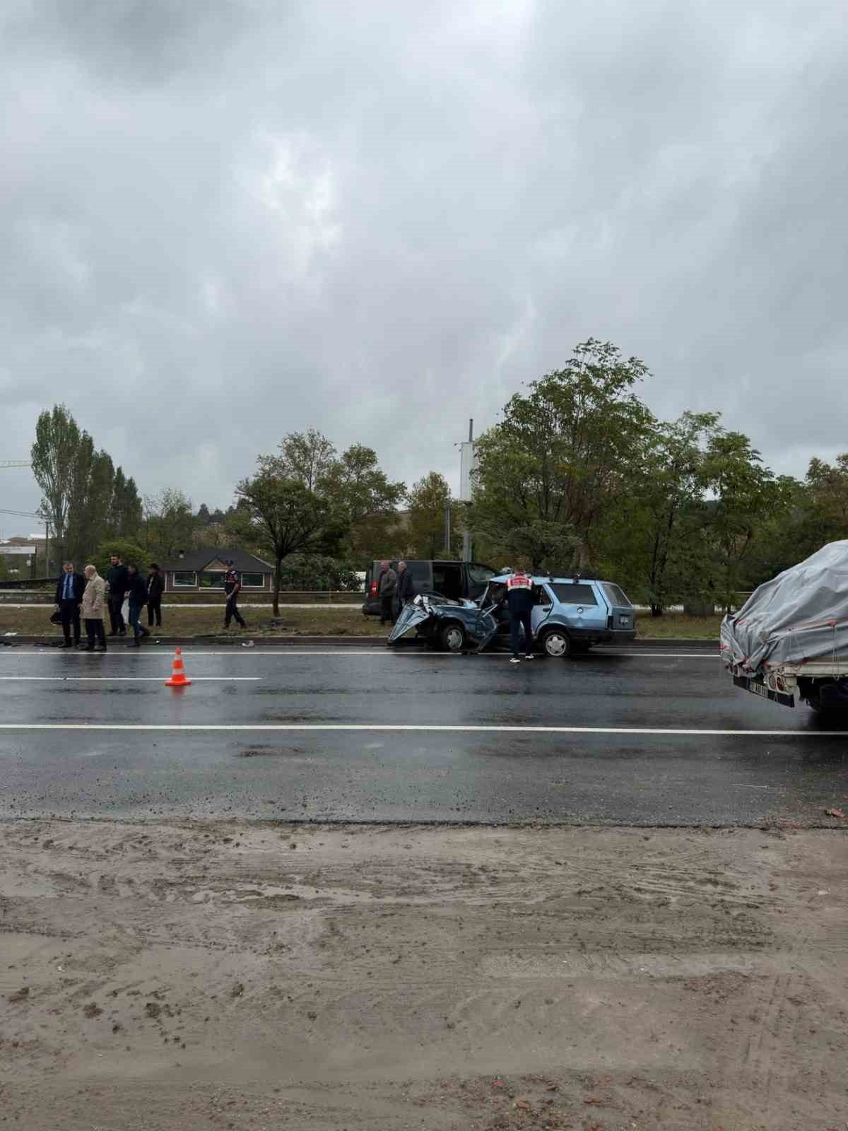Yalova-Bursa kara yolunda otomobil ve minibüsün çarpışması sonucu meydana gelen