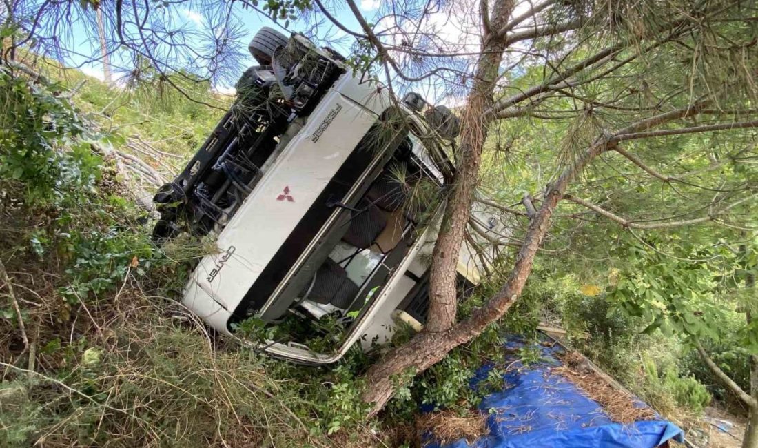 Kocaeli’de gıda yüklü kamyon, yasak tabelasına rağmen girdiği rampada uçuruma