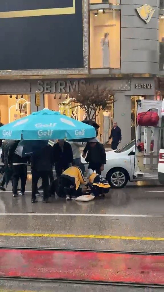 Bursa’nın merkez Osmangazi ilçesinde yolun karşısına geçmeye çalışan yayaya otomobil