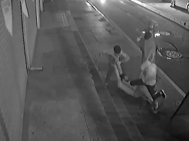 Zeytinburnu’nda iddiaya göre alacak meselesi nedeniyle abisiyle tartışan şahıs, yeğenleri