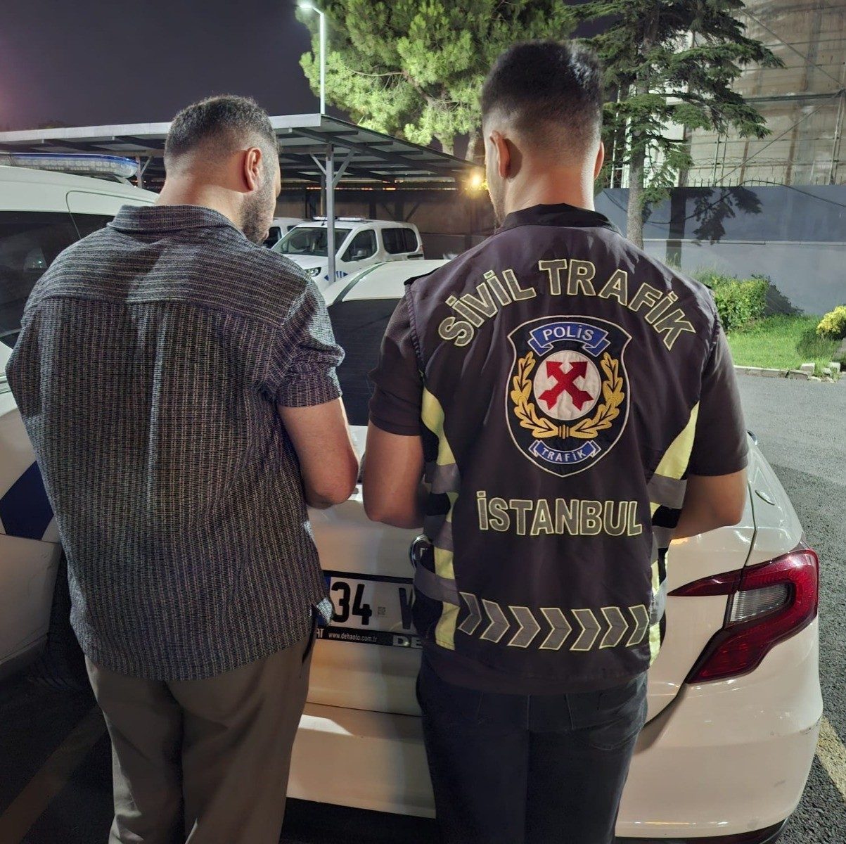 İstanbul Zeytinburnu’nda, yaya yolundan geçen adama saldırarak, trafik güvenliğini tehlikeye